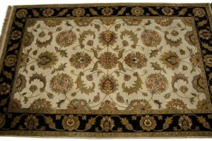 Cream & Black Floral 4X6 Indo-Kashan Oriental Rug