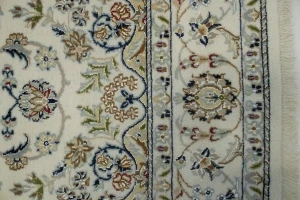 Cream Floral 5X7 Indo-Nain Oriental Rug