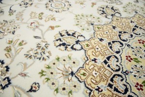 Cream Floral 9X12 Indo-Nain Oriental Rug