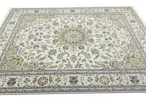 Cream Floral 8X10 Indo-Nain Oriental Rug