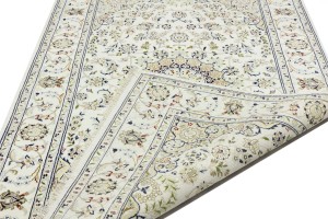 Cream Floral 5X8 Indo-Nain Oriental Rug