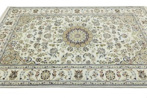 Cream Floral 5X8 Indo-Nain Oriental Rug