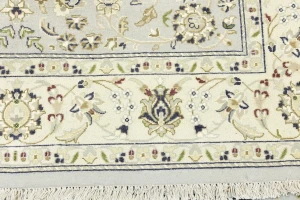 Light Blue-gray Floral 5X7 Indo-Nain Oriental Rug