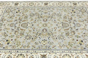 Light Blue-gray Floral 5X7 Indo-Nain Oriental Rug