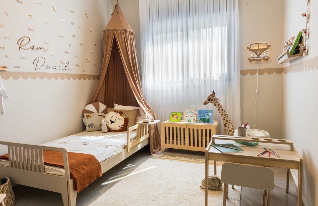 A kids’ room with a rug in the play area